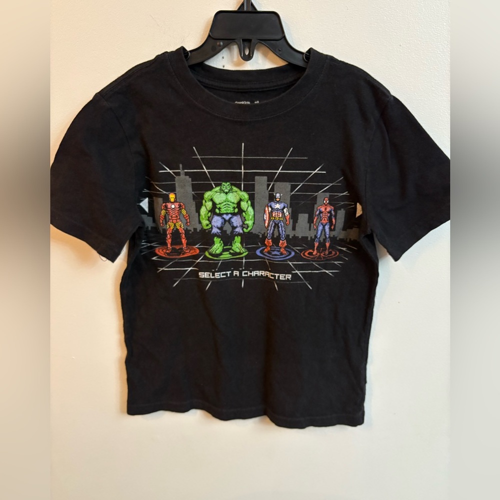 4/30$ GAP Marvel tshirt 6-7 years
